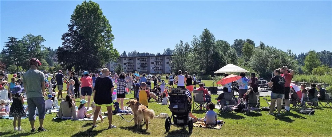 Enjoy the vibrant atmosphere of the Kids Summer Concert Series, a perfect family outing by Lake Washington.